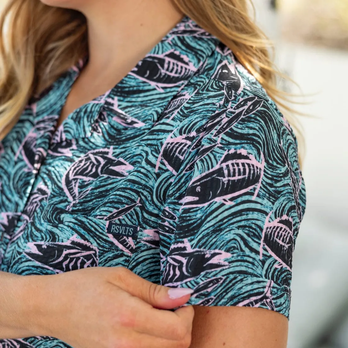 Short Sleeve Shirts|Rsvlts|RSVLTS Fishies – Women's Stretch Seersucker Short Sleeve Shirt