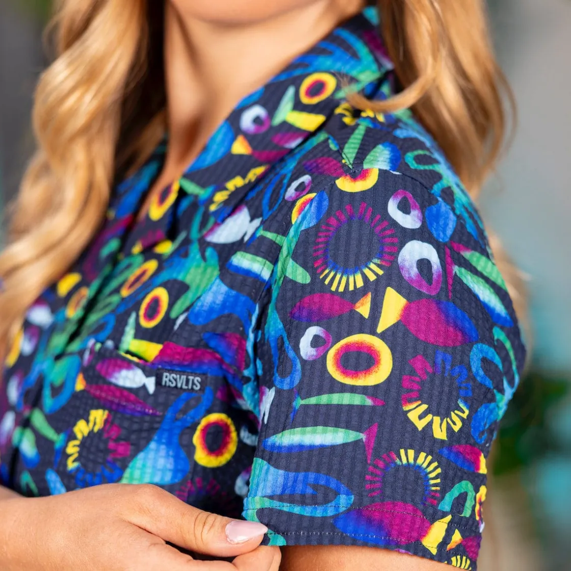 Short Sleeve Shirts|Rsvlts|RSVLTS Rad Reef – Women's Stretch Seersucker Short Sleeve Shirt